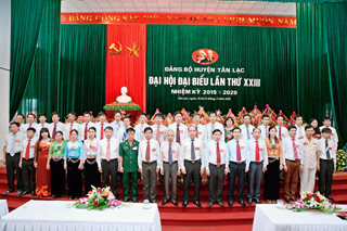 BCH Đảng bộ huyện Tân Lạc khoá XXIII ra mắt Đại hội.